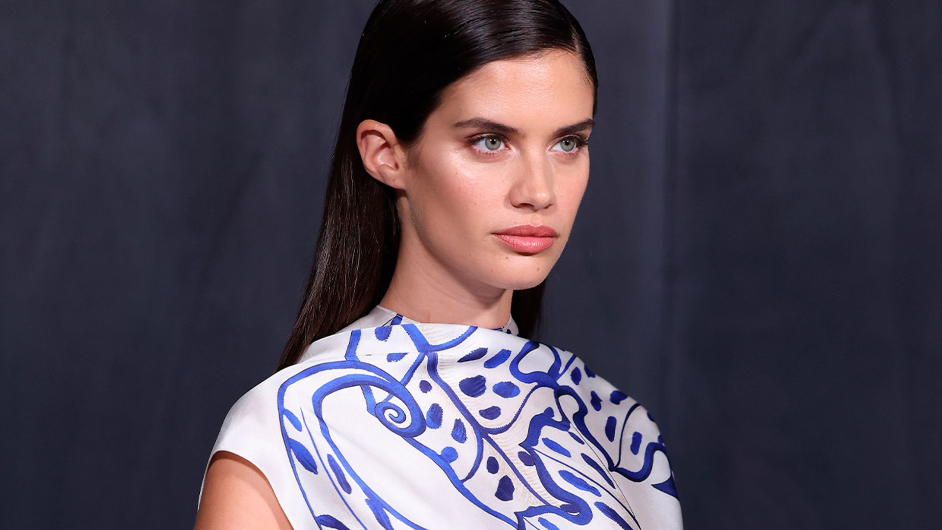 El truco de maquillaje fácil con un labial marrón que logra el mejor 'contouring' antiedad