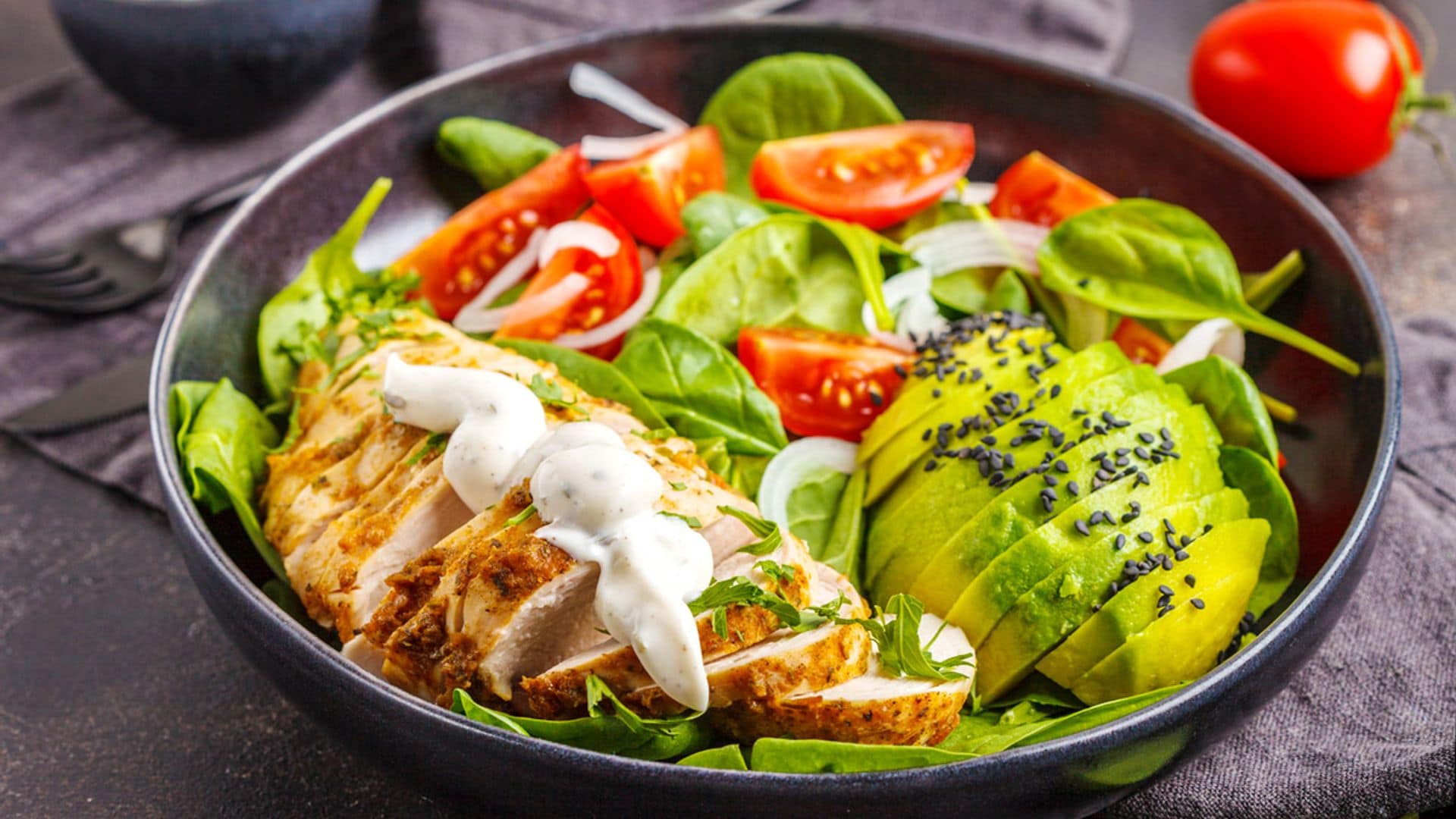 Ensalada de pollo y aguacate: plato único fácil, ligero y saludable