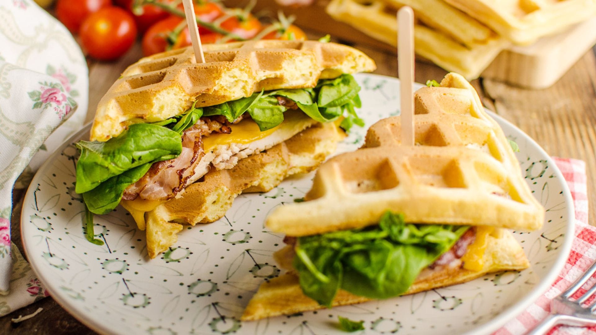 Sándwich-goffre de pollo, bacón y espinacas