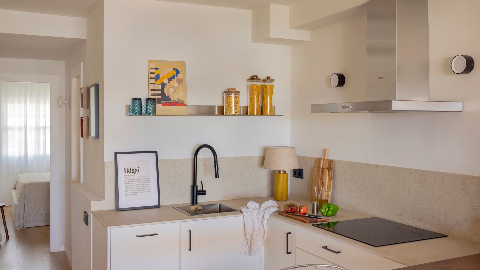 Cocina con estante de Jorba Design Studio