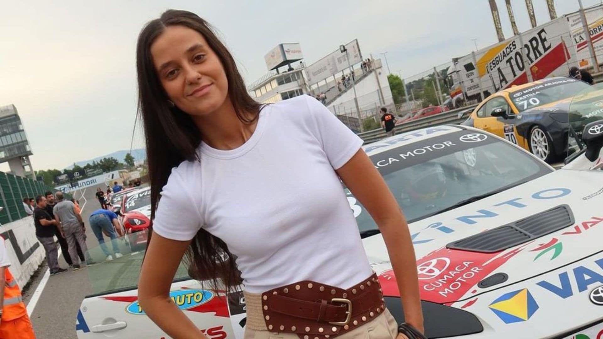 Victoria de Marichalar rescata este accesorio de los 2000 para transformar sus looks con básicos
