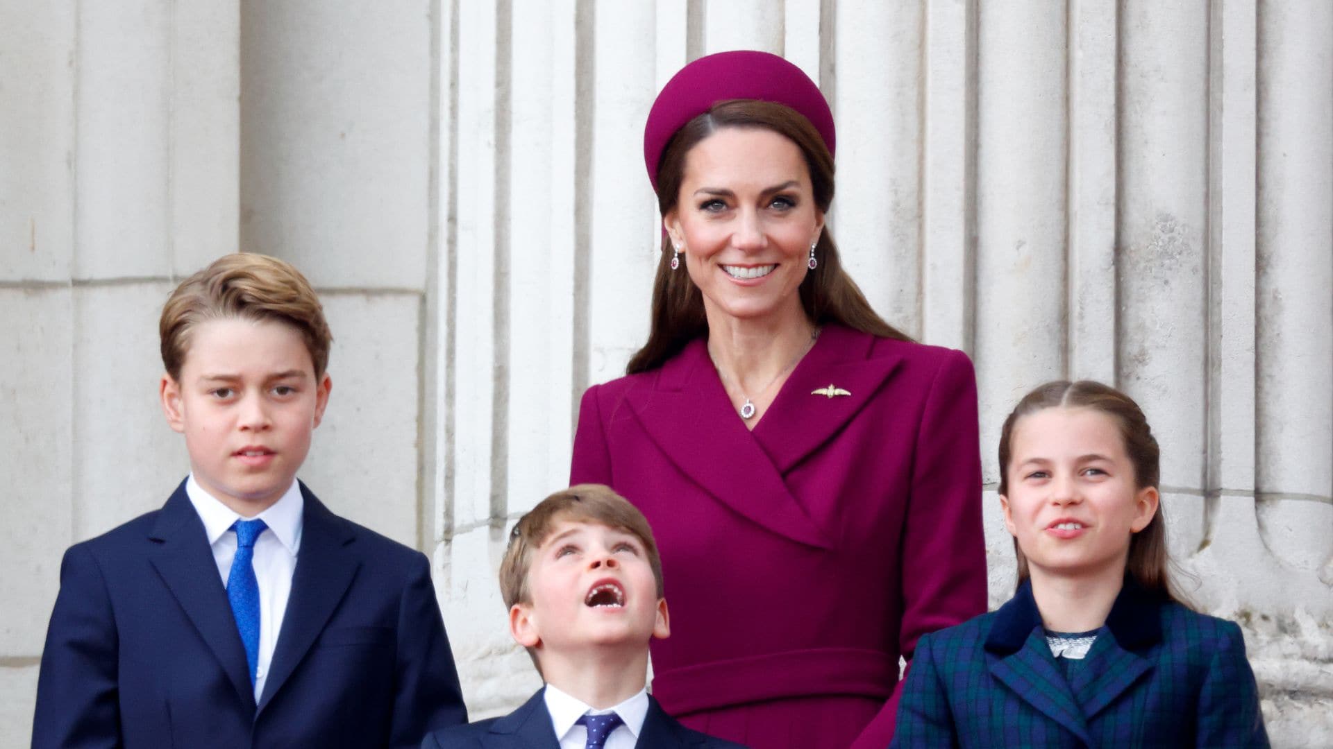 Los 2 balcones de los nietos de Carlos III: de Archie en pijama a George, Charlotte y Louis 