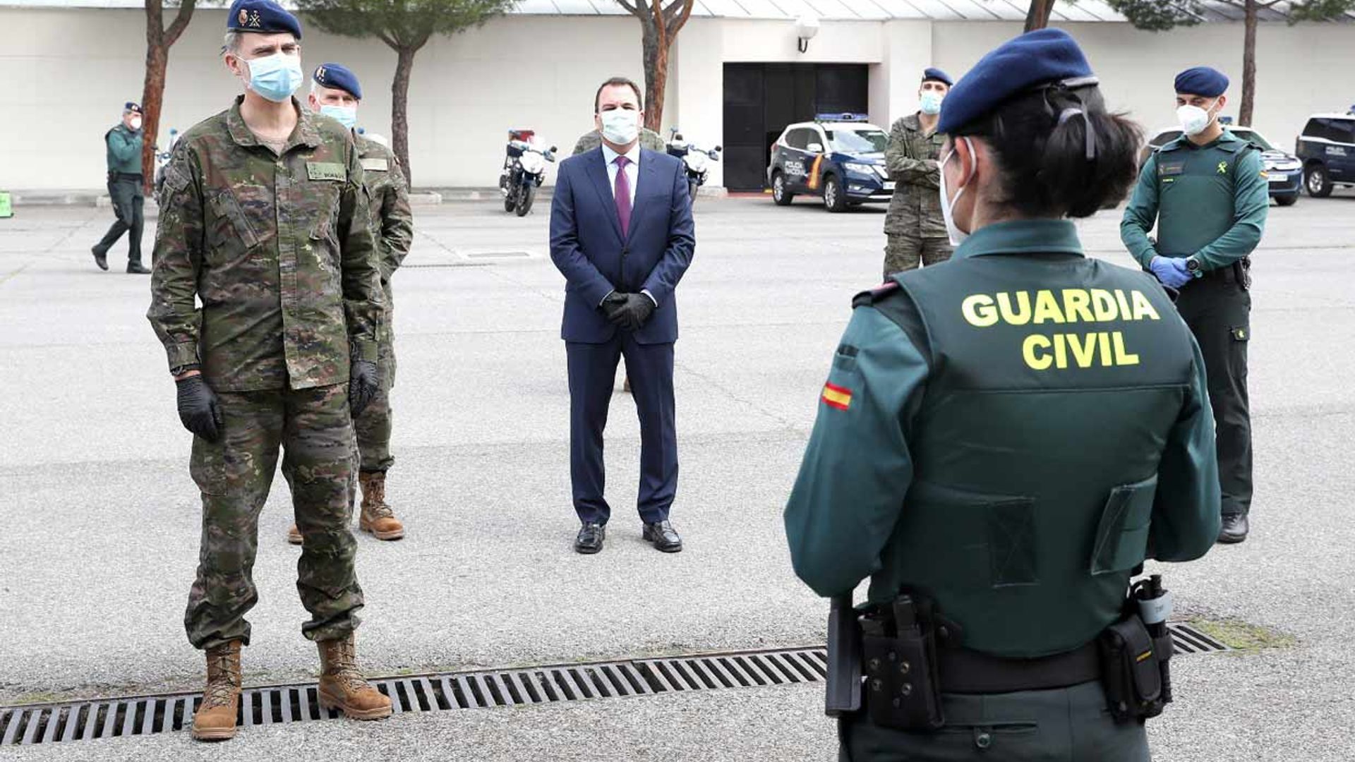 Don Felipe conoce de primera mano el trabajo de su Servicio de Seguridad: guardias civiles y policías nacionales contra la pandemia