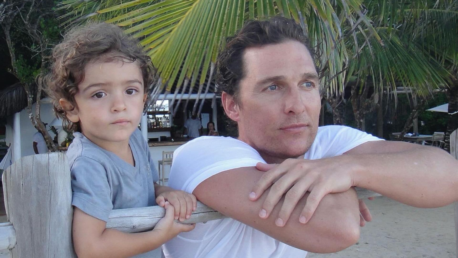 Matthew McConaughey junto a su hijo mayor, Levi, cuando este era un niño