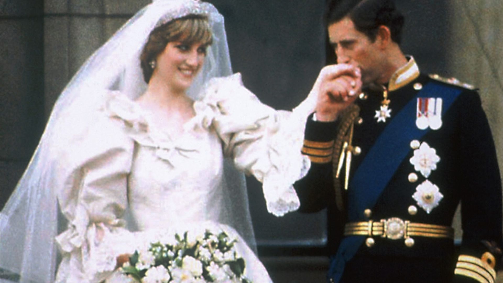 Vendido por más de 2.000 euros un trozo de la tarta de boda de Carlos y Diana ¡40 años después!