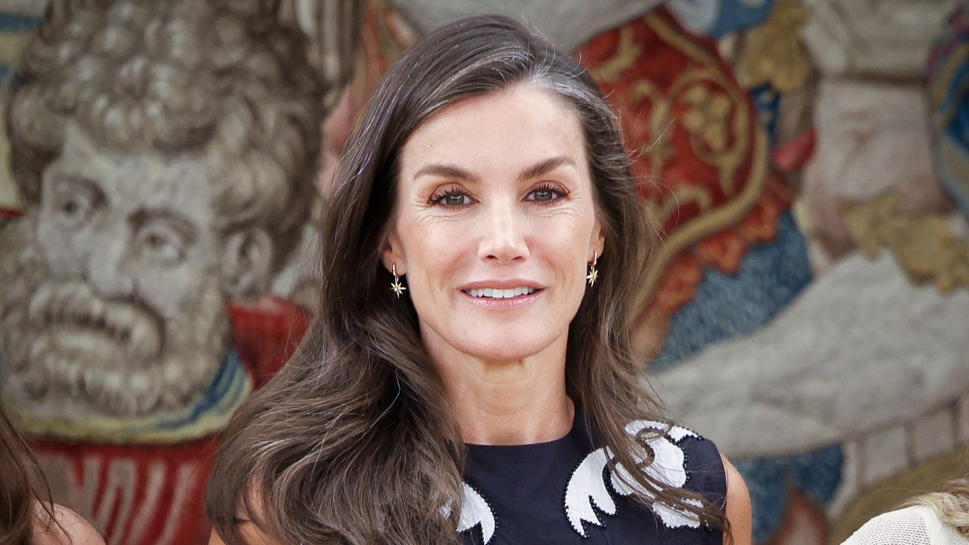 La reina Letizia cambia los vestidos rojos del Mundial por otro emotivo guiño: pendientes con las dos estrellas de la Selección