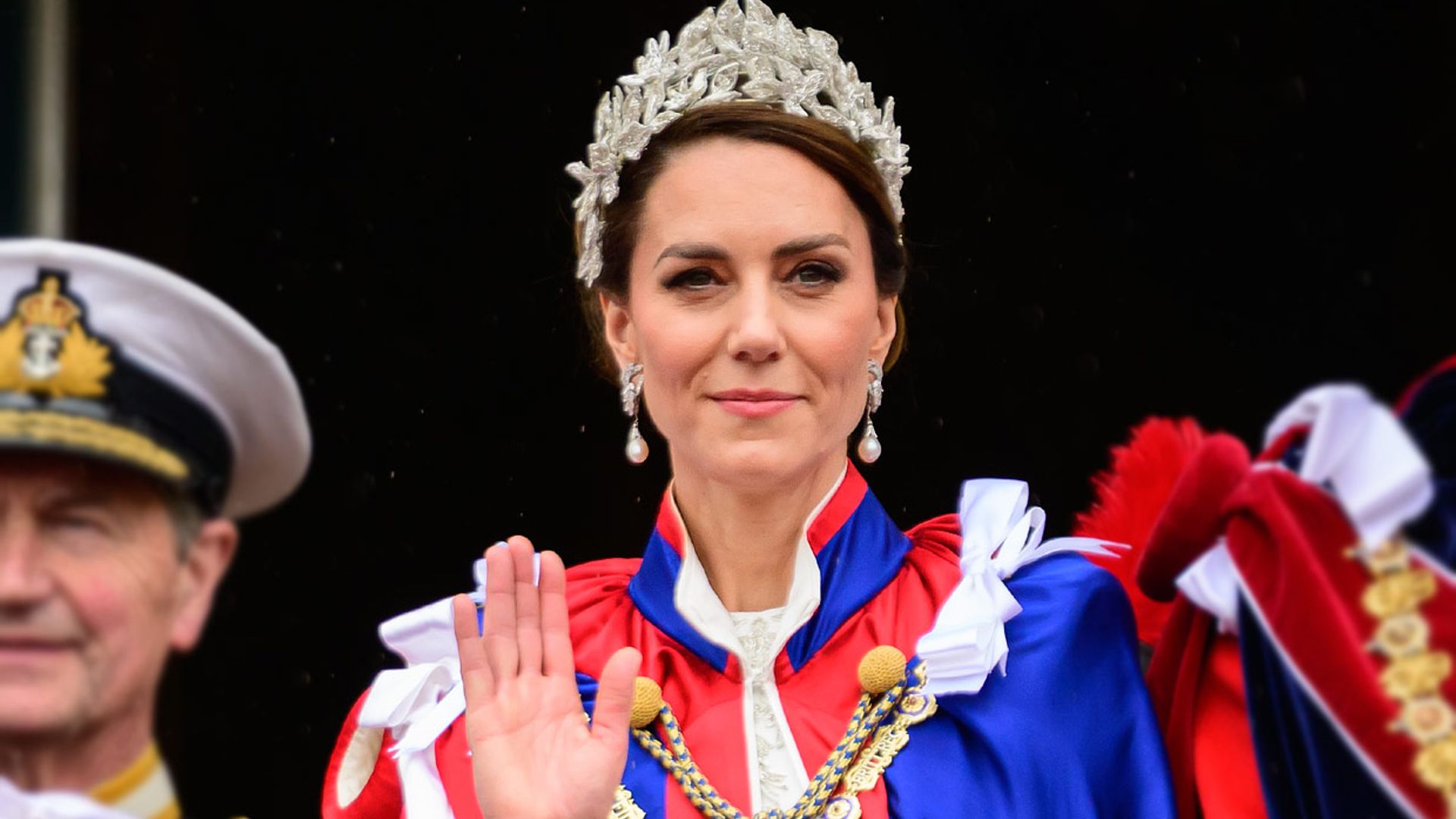 La princesa de Gales hace historia con su vestido bordado de plata y collar de 105 diamantes