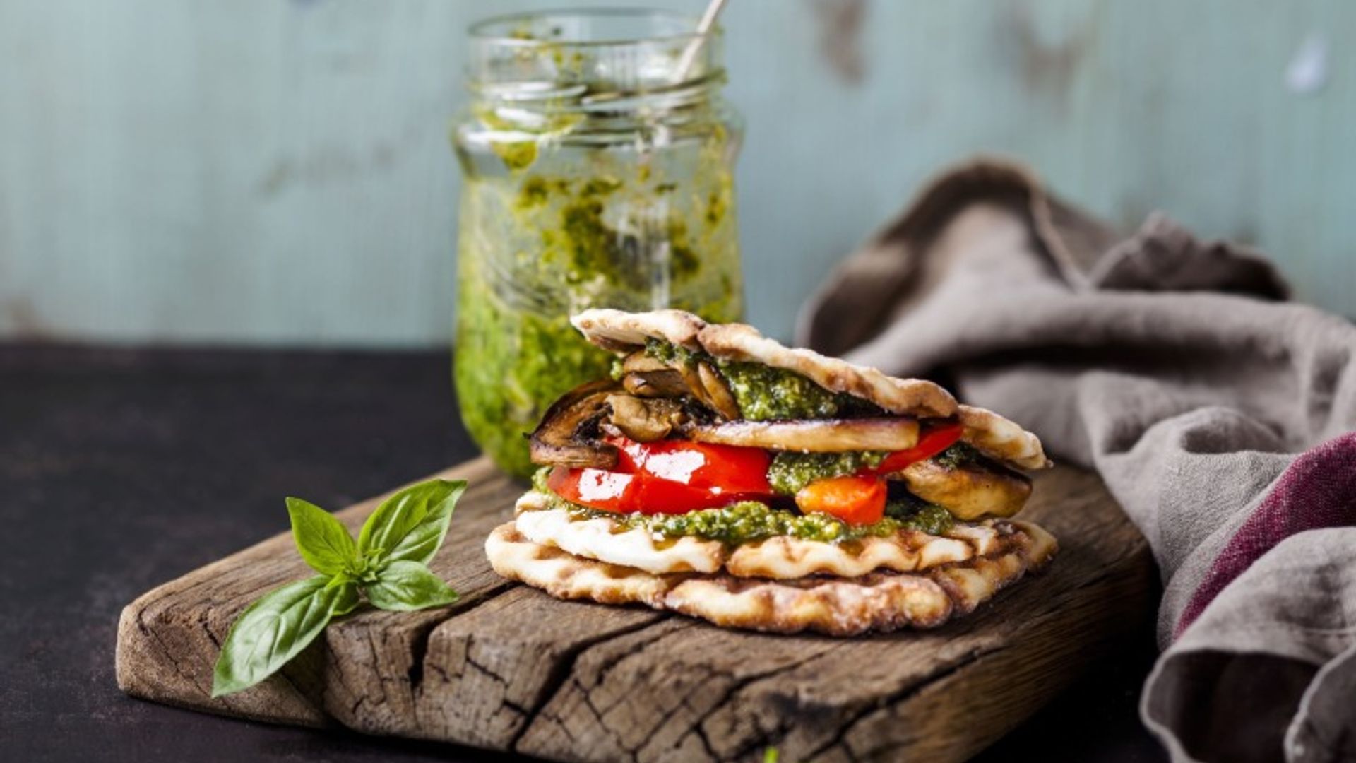 Sándwich de 'waffles' con verduras asadas y pesto
