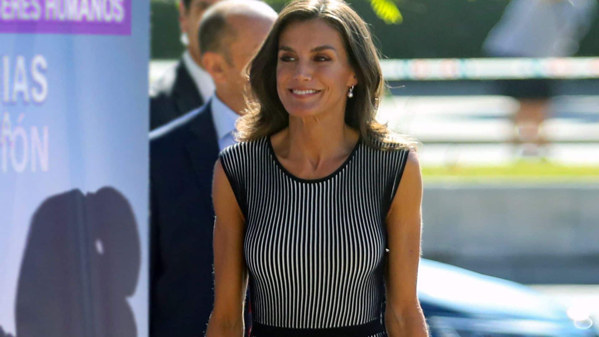 La reina Letizia recupera el innovador vestido de efecto óptico que estiliza la figura con su movimiento