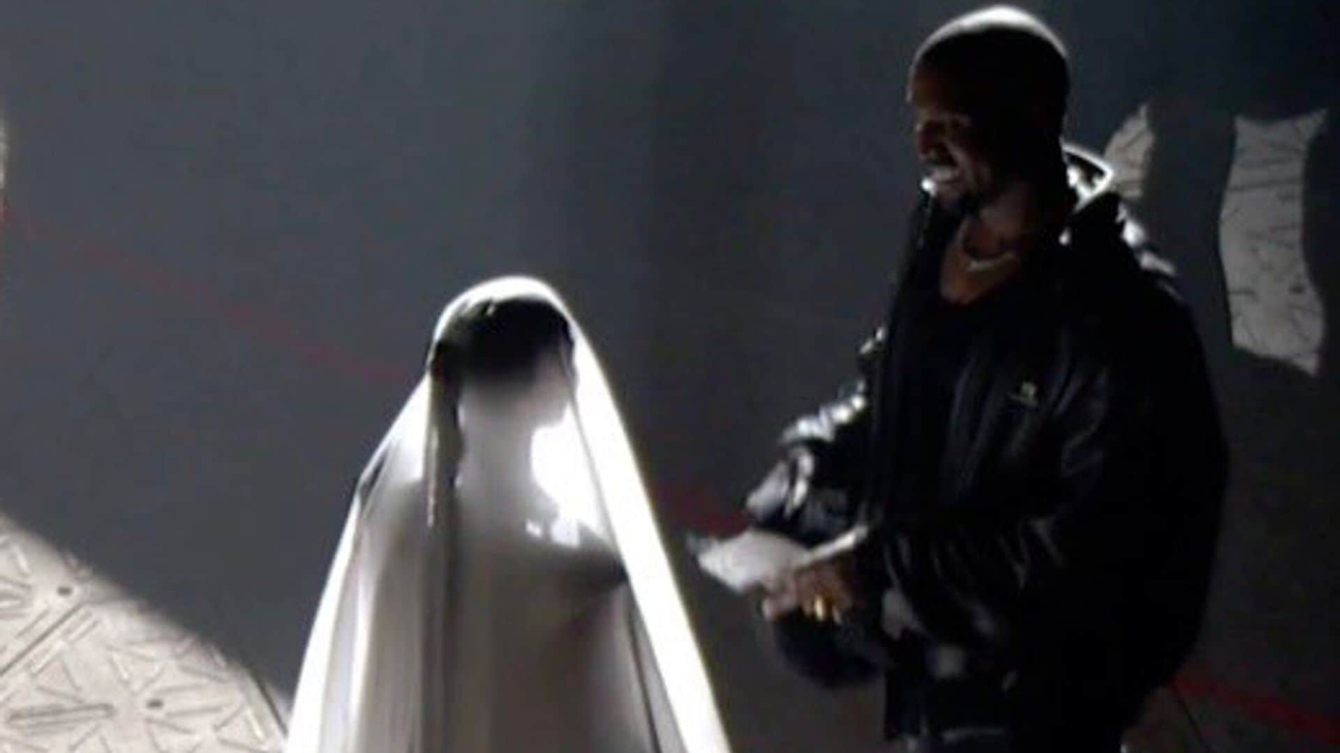 Kim Kardashian aparece vestida de novia en el escenario con Kanye West