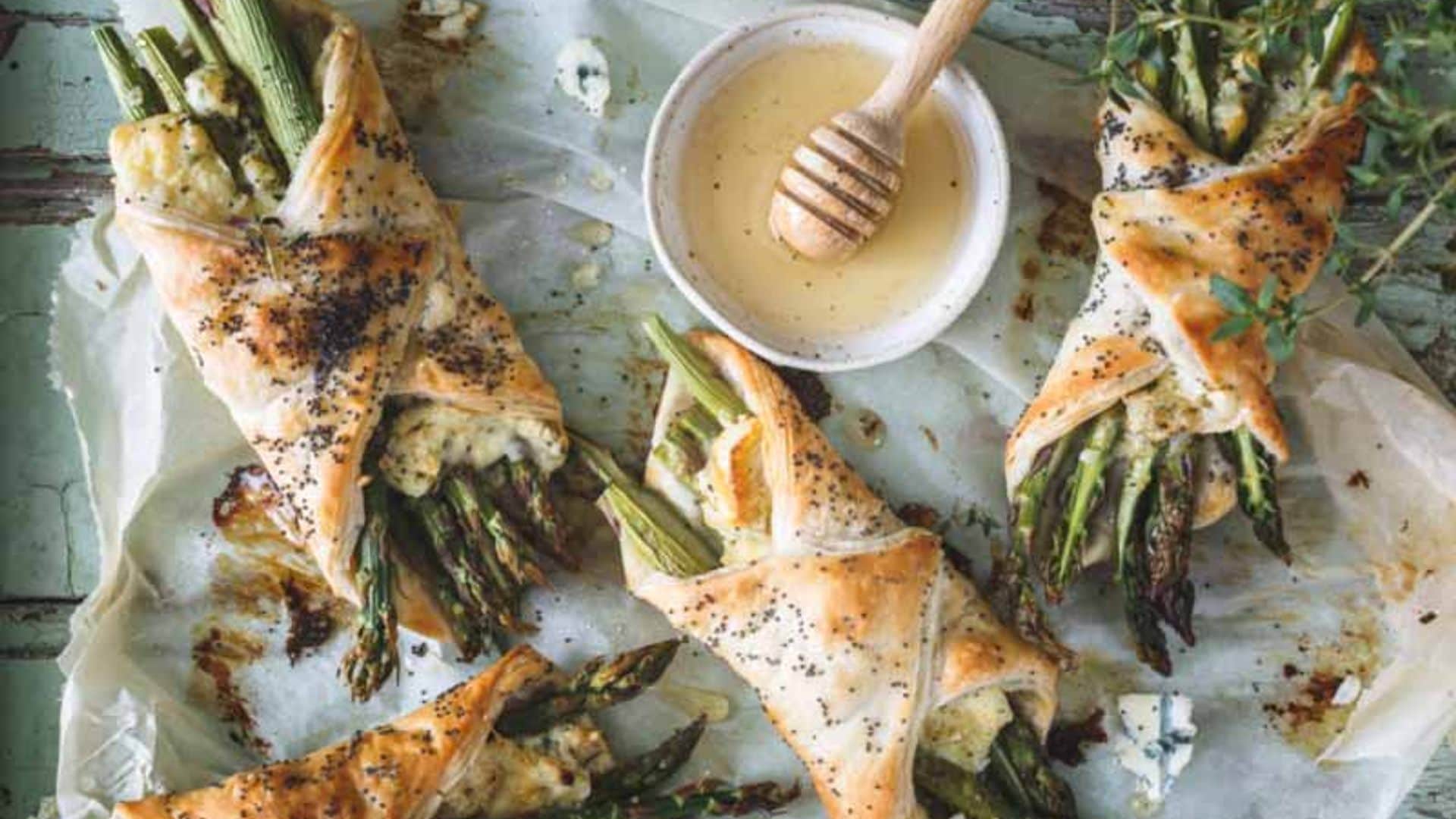 Hojaldres rellenos de espárragos y queso Bleu d'Auvergne con miel