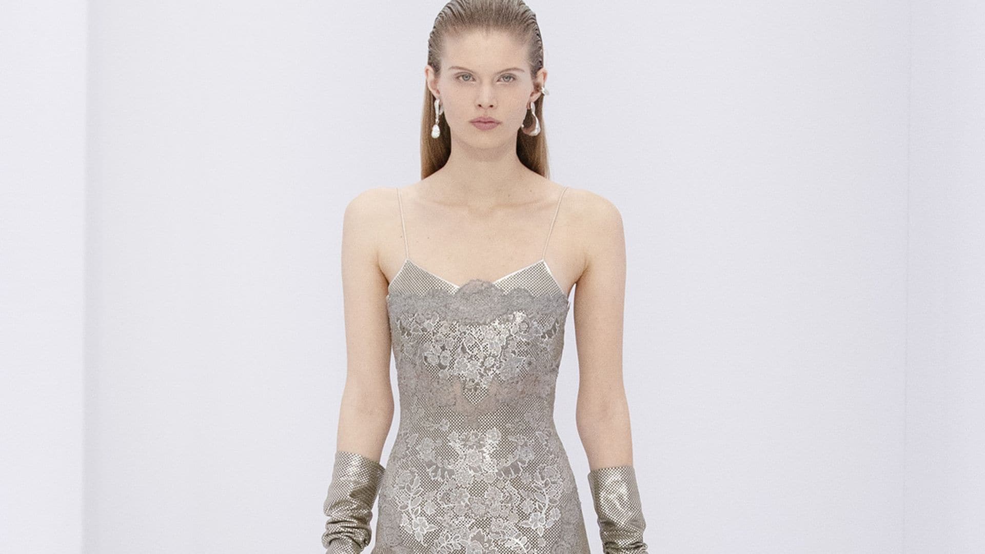 Fendi redefine el romanticismo con sus vestidos drapeados y tonos metalizados