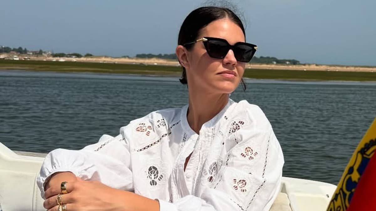 Isabelle Junot se atreve en Menorca con la tendencia de baño más rompedora: el  animal print 