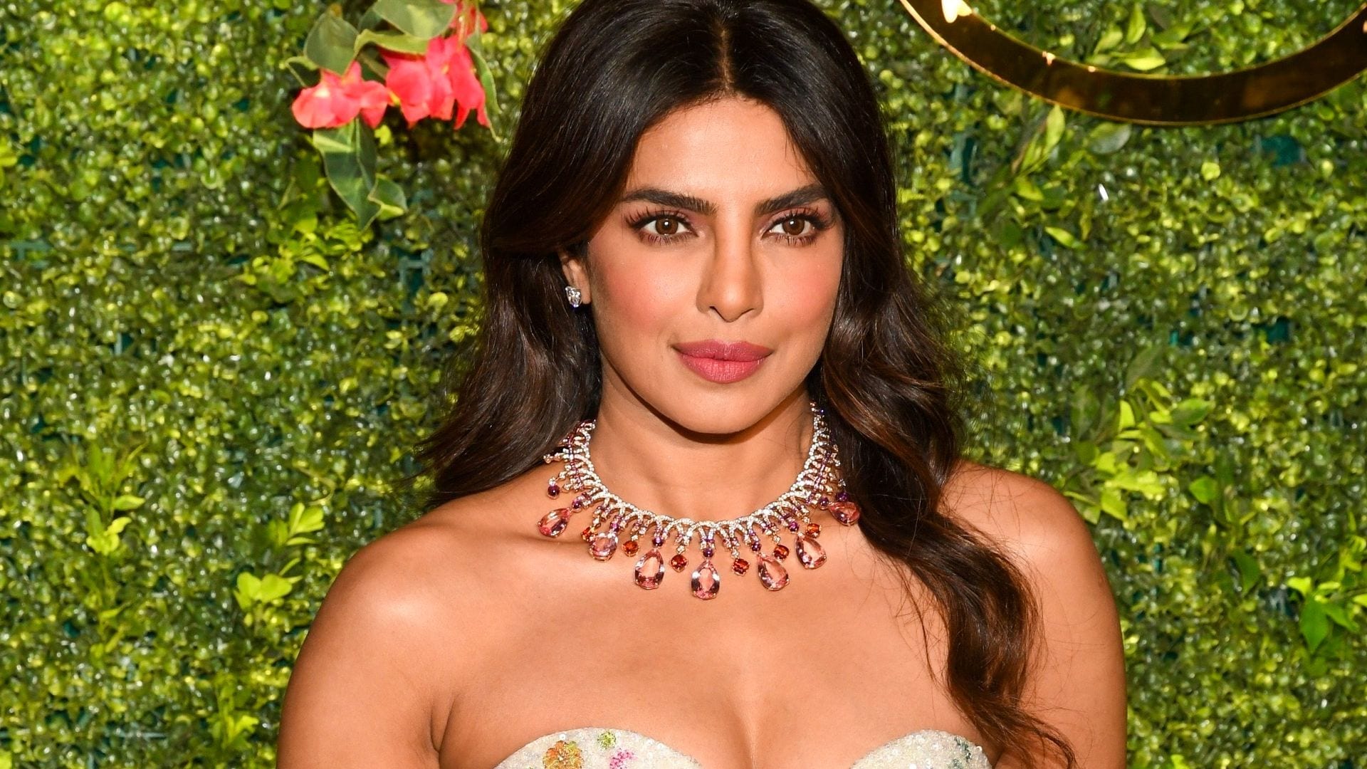 El impresionante collar de 1.5 millones de euros que usó Priyanka Chopra en la preboda de su hermano