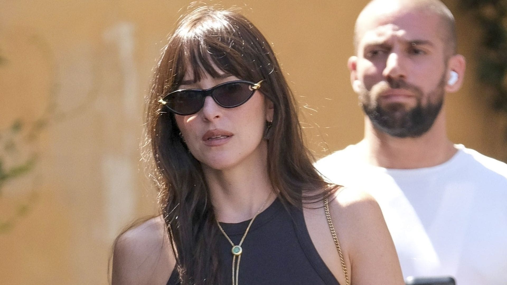 ¿La nueva obsesión del verano? El accesorio personalizado de Dakota Johnson