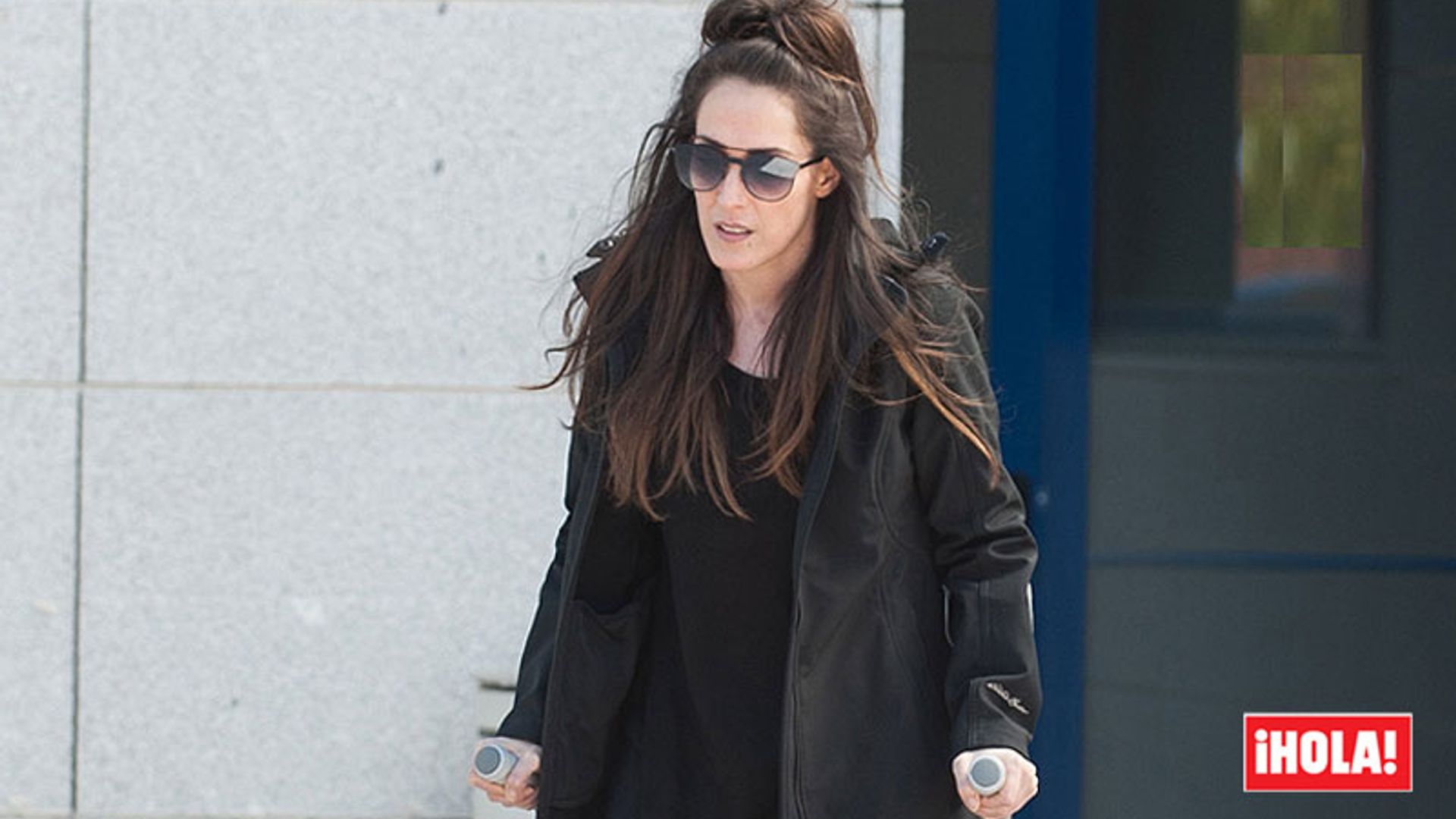 PRIMICIA: Malú acude al hospital con muletas tras su aparatoso accidente