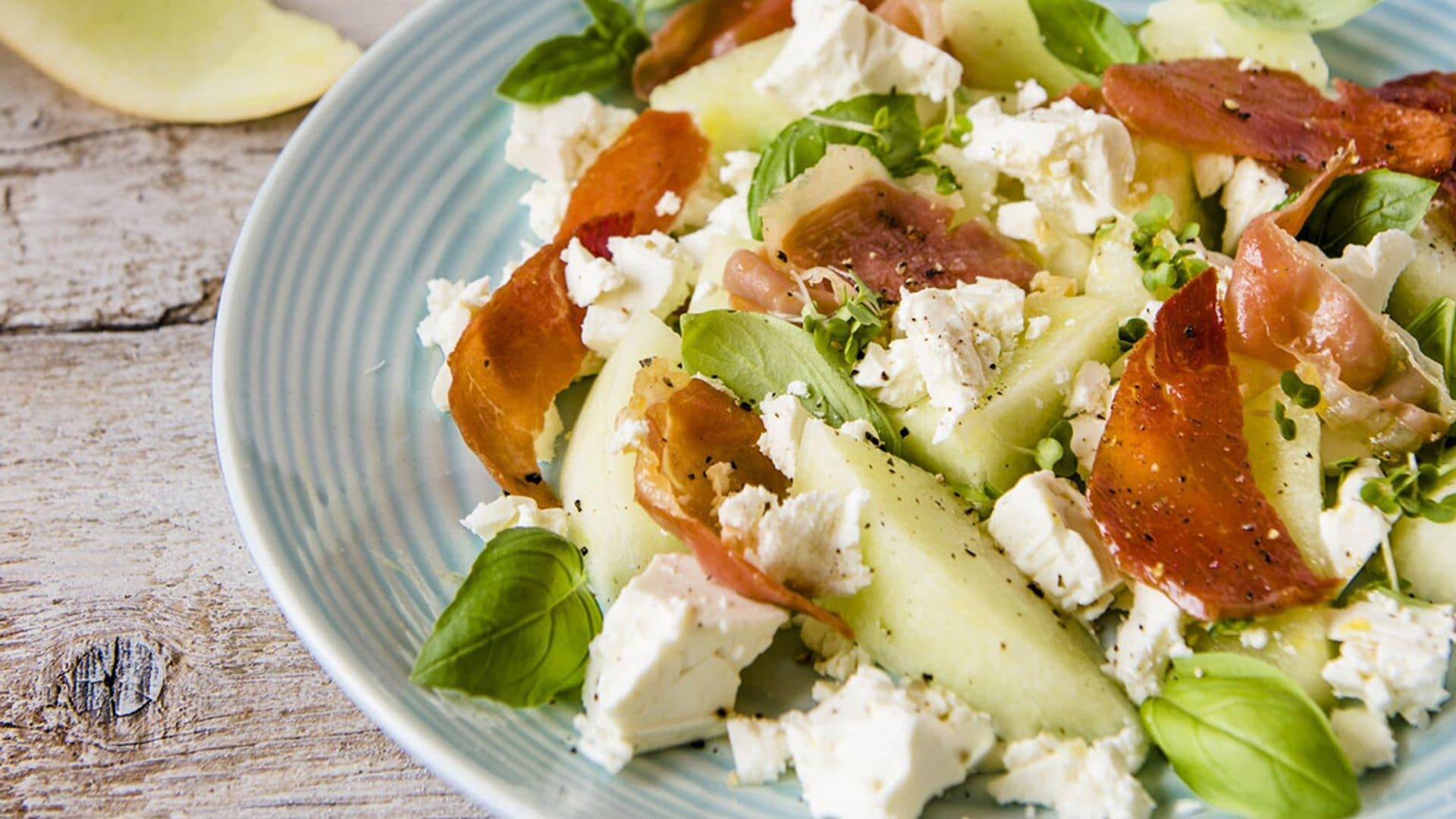 Ensalada de melón con jamón, albahaca y queso fresco de oveja
