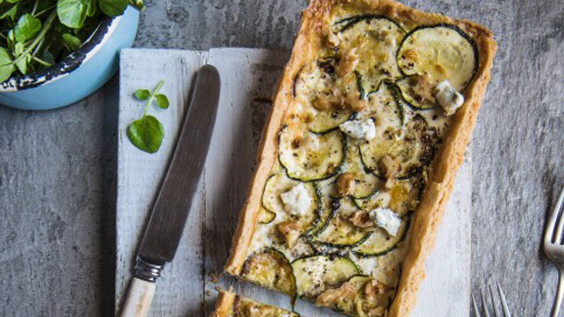 Coca de calabacín con queso azul y nueces