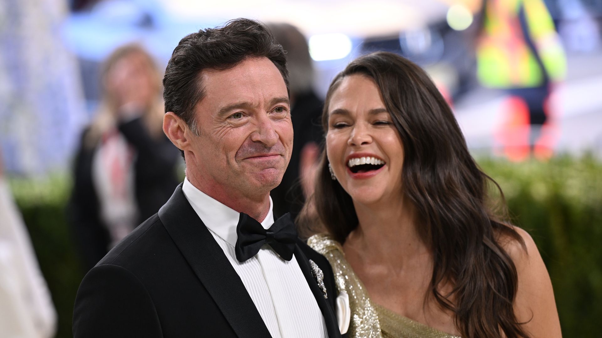 Hugh Jackman y el saludo más doloroso de la Met Gala: un dedo en el ojo por culpa de un outfit imposible