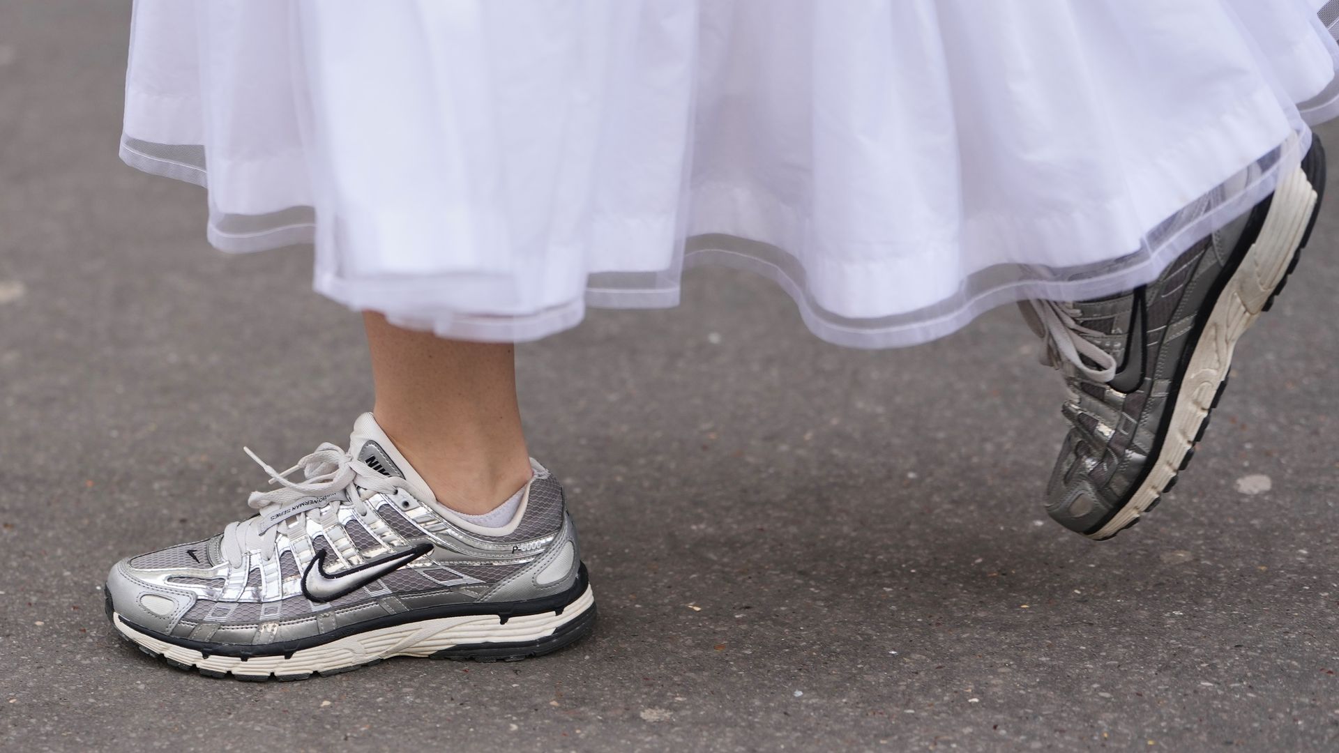 Adiós a las zapatillas blancas: es la temporada del color y nuestros zapatos lo saben