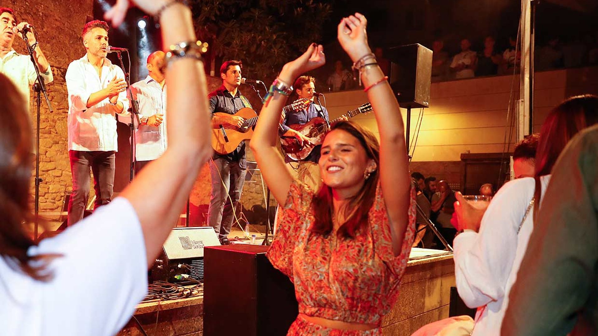 Cayetana Rivera calienta motores para la Goyesca bailando al son de su padre en Ronda