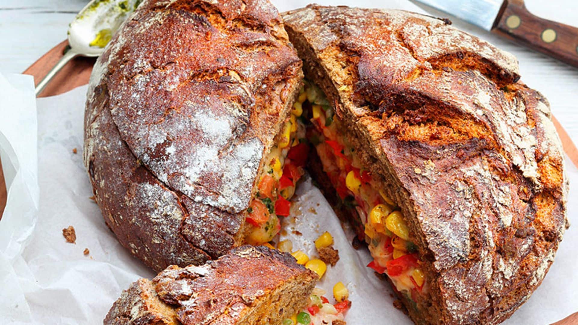 Hogaza de pan rellena de vegetales y queso con pesto