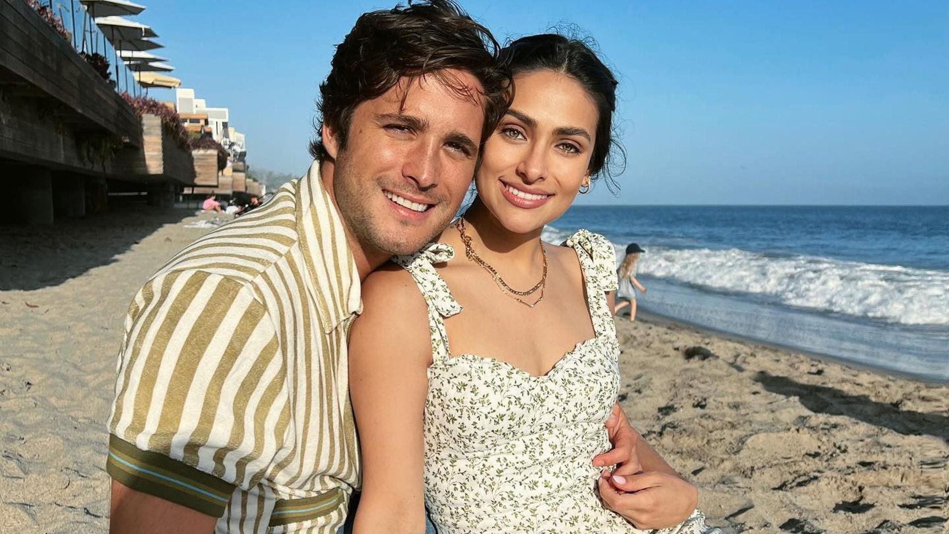 Desde las playas de Oaxaca, Diego Boneta y Renata Notni gritan su amor