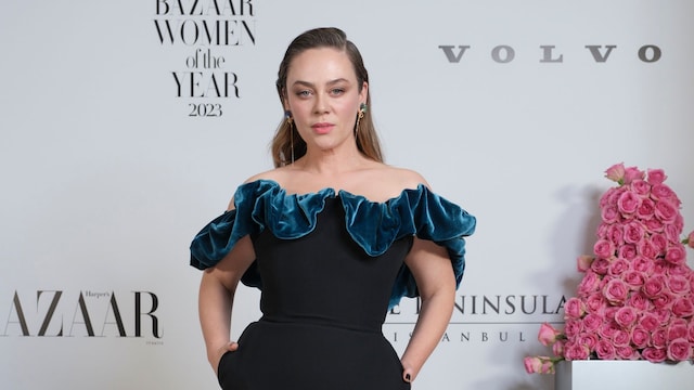 Demet Evgar en un evento de Bazaar