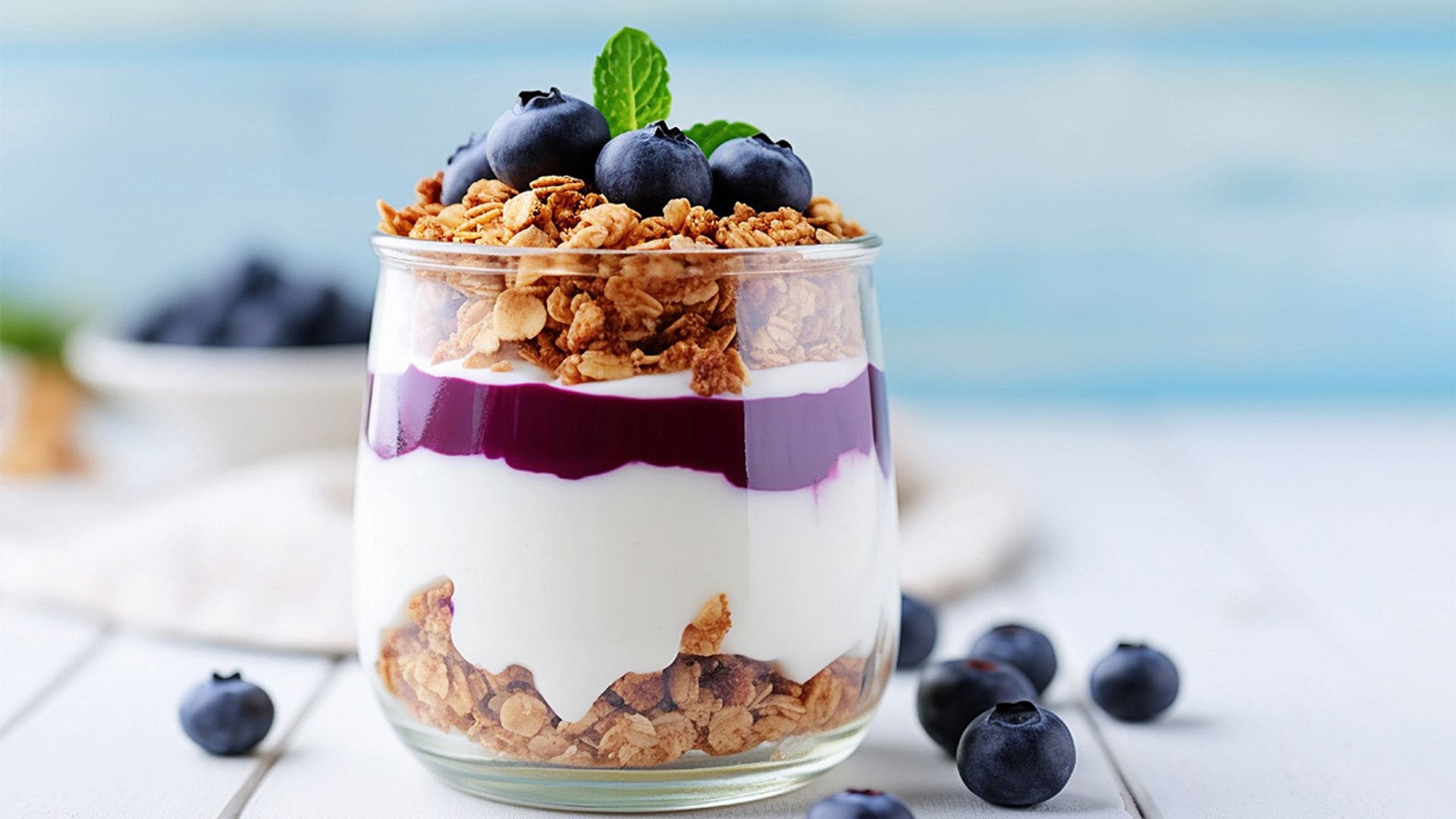 Yogur con arándanos y granola