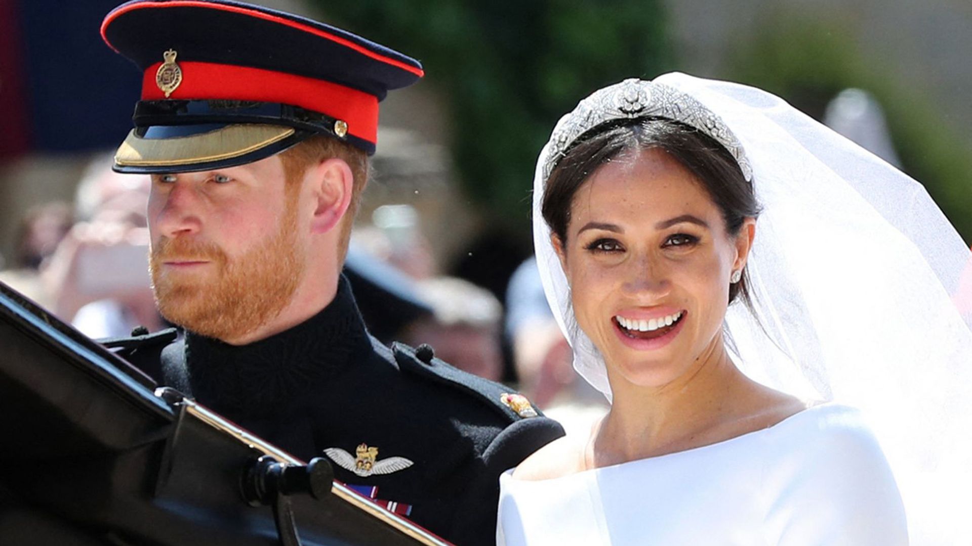 Escote Bardot, tiara 'bandeau' y velo de 5 metros: Meghan Markle, una novia diferente