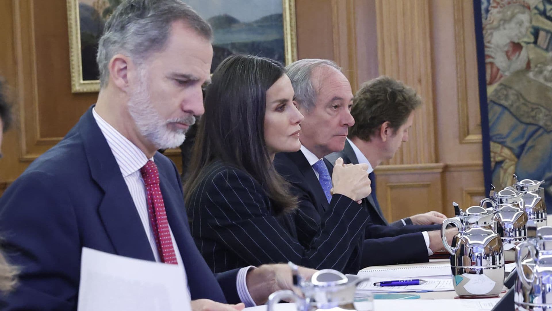 Doña Letizia, la reina que rejuvenece un traje sastre de raya diplomática con camiseta blanca