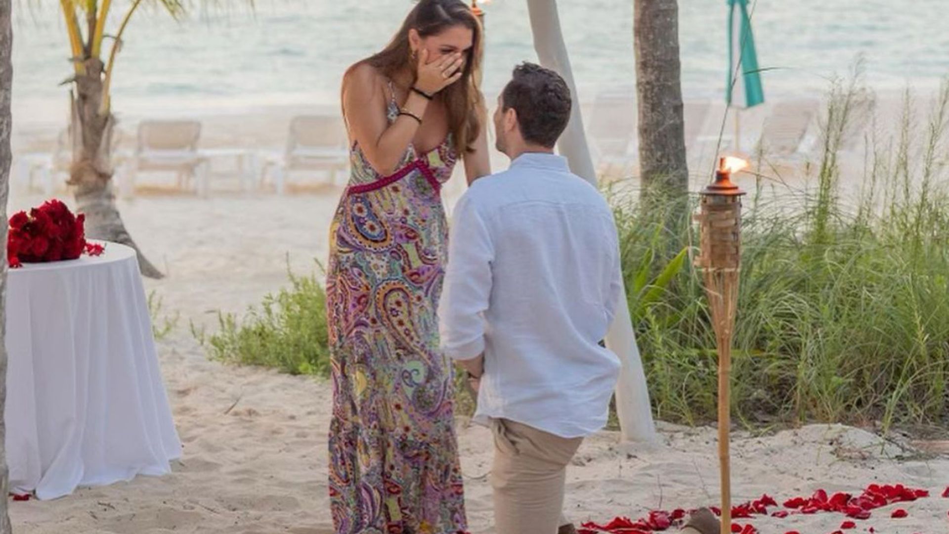 Iman Pahlavi, nieta de Farah Diba, se compromete en una romántica y familiar pedida en la playa