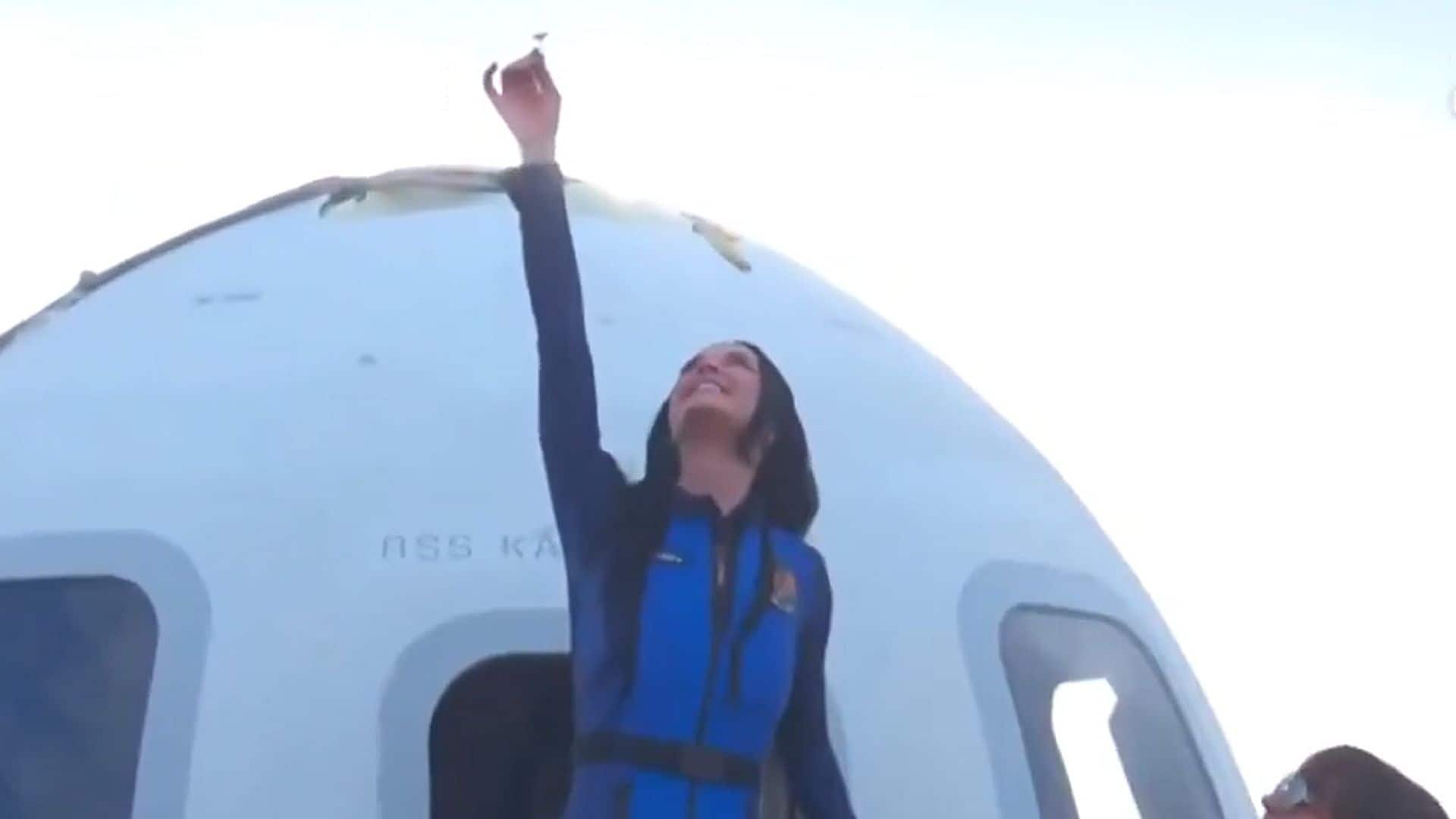 Katy Perry y Lauren Sanchez hacen historia en su viaje al espacio solo para mujeres
