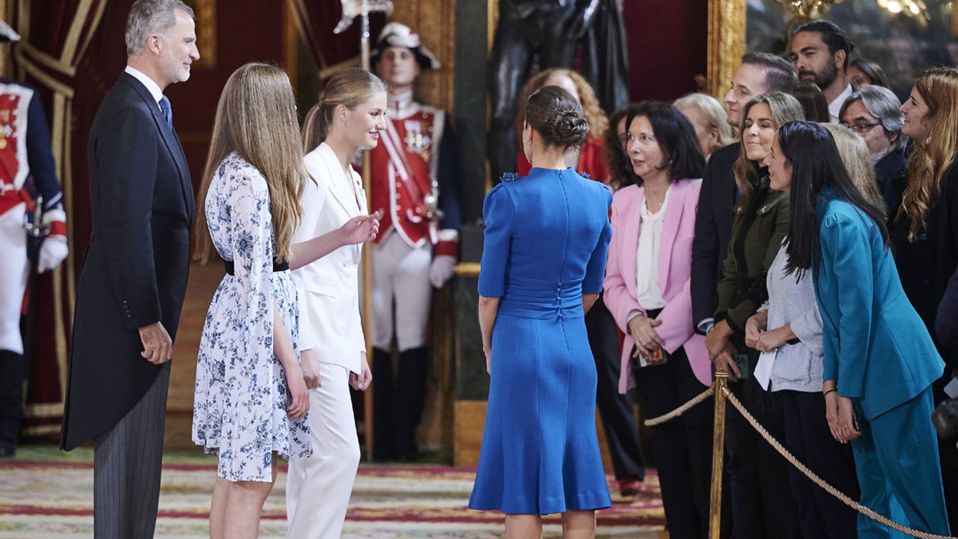 La princesa Leonor comparte sus impresiones con los periodistas congregados en el Palacio Real tras jurar la Constitución