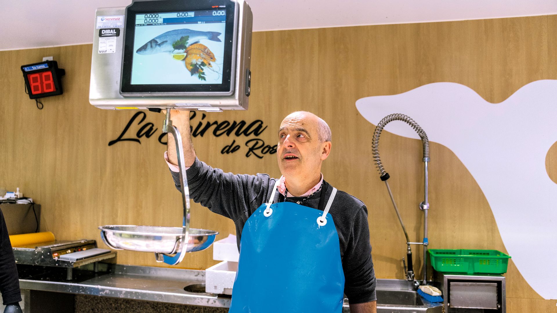 Luis Nieto, tercera generación en la pescadería La Sirena de Rosa del Mercado de Chamberí en Madrid.