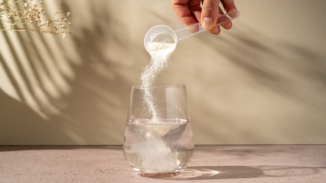 proteína de colágeno en un vaso