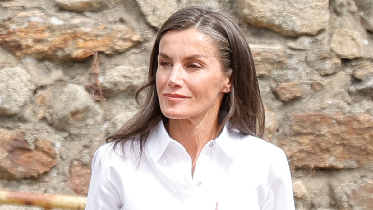 La reina Letizia no olvida Asturias: el guiño que esconde su camisa blanca en su visita a Las Médulas