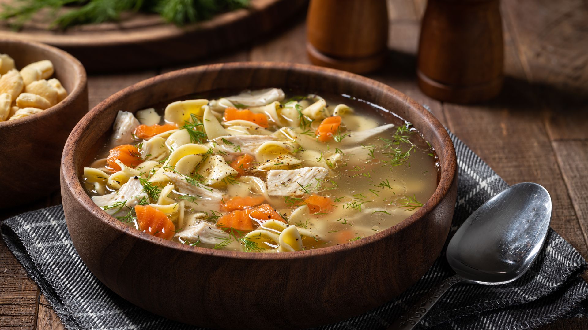 Sopa de pasta con verduras y pollo