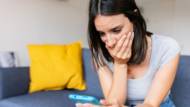 Mujer mirando el móvil preocupada 