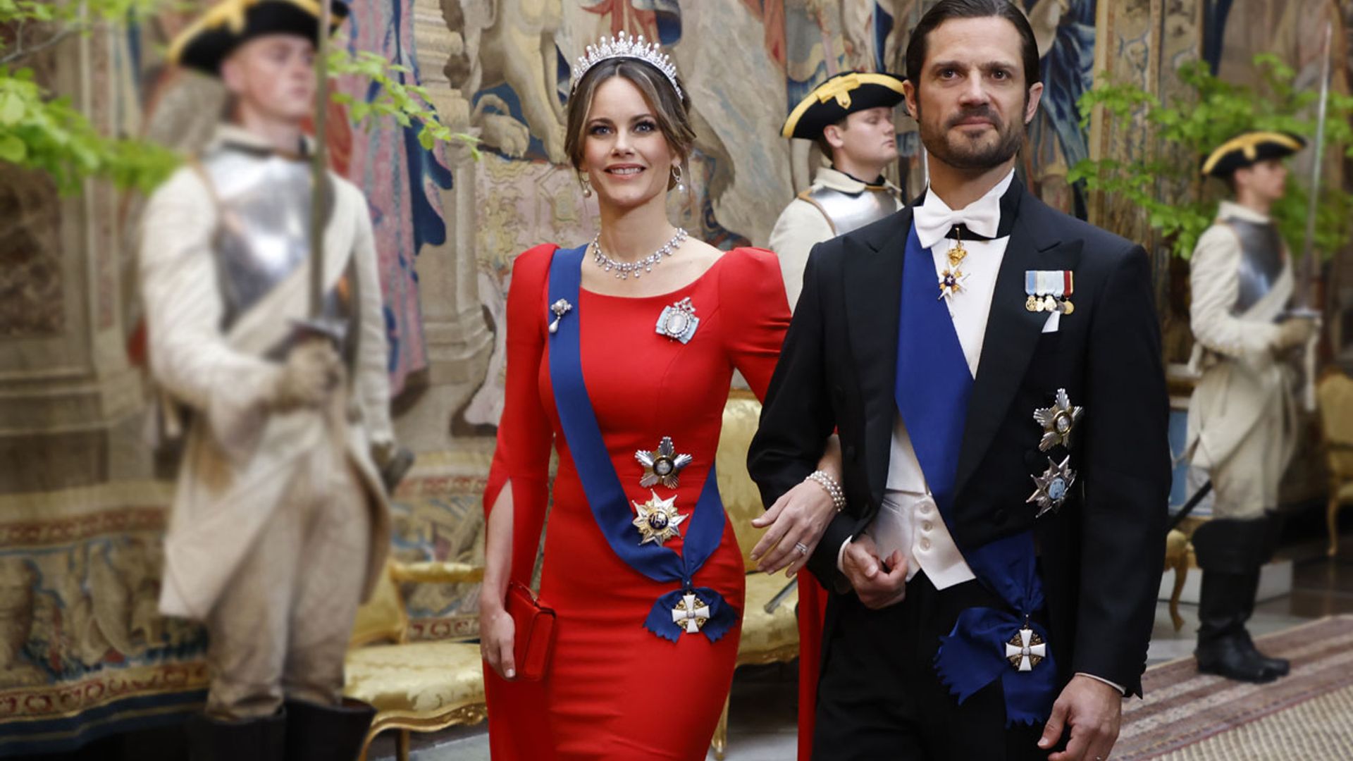 Sofia, fabulosa de gala con su vestido rojo de mangas-capa y la tiara de su boda