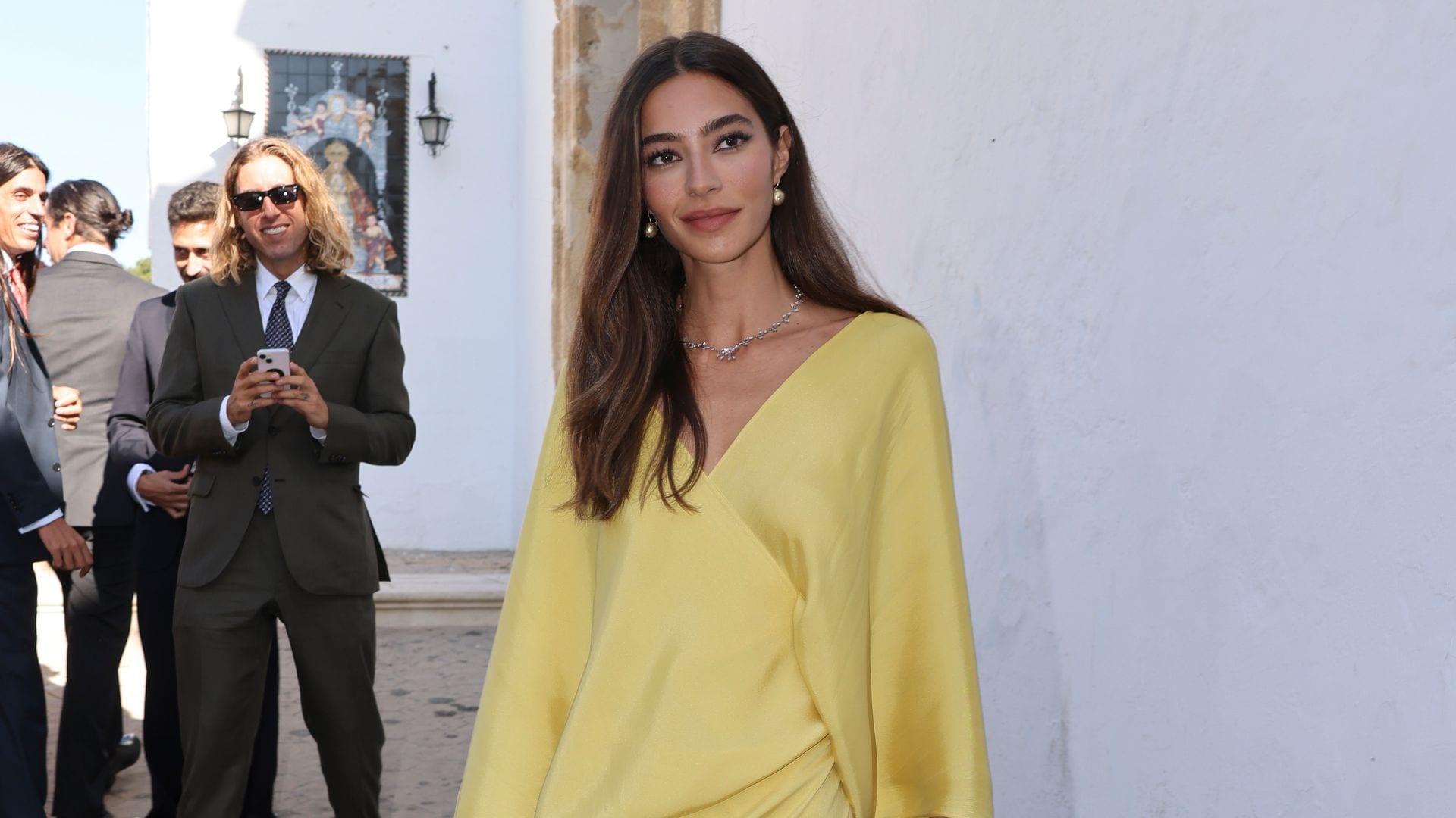 De amarillo, con vestido de inspiración oriental y pendientes de perlas: el look de invitada de Rocío Crusset en la boda de su hermano Alberto Herrera con Blanca Llandres