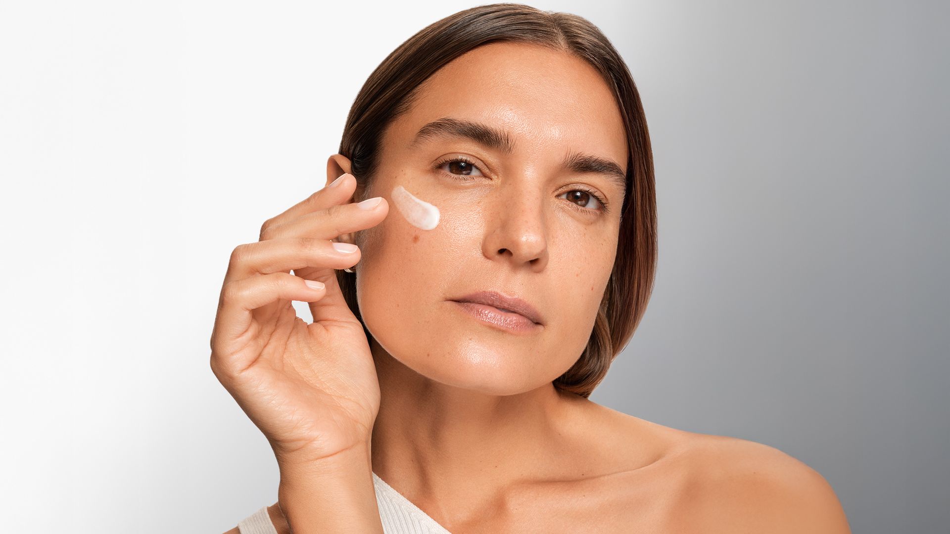 Dermatólogos y expertas coinciden: el protocolo de 3 pasos para una piel visiblemente renovada y con menos arrugas