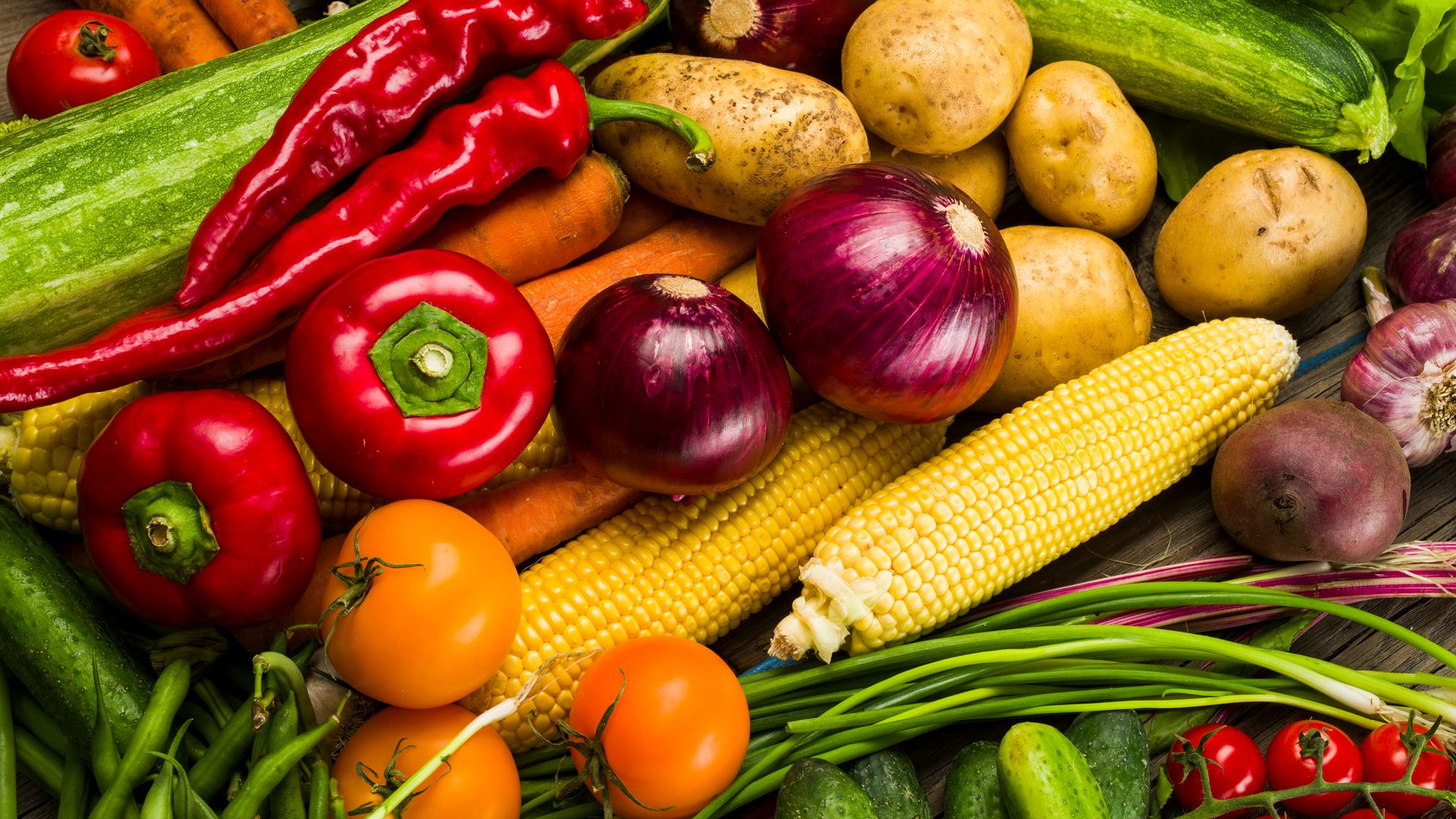 Diferentes vegetales como patatas, tomates, pimientos, etc.