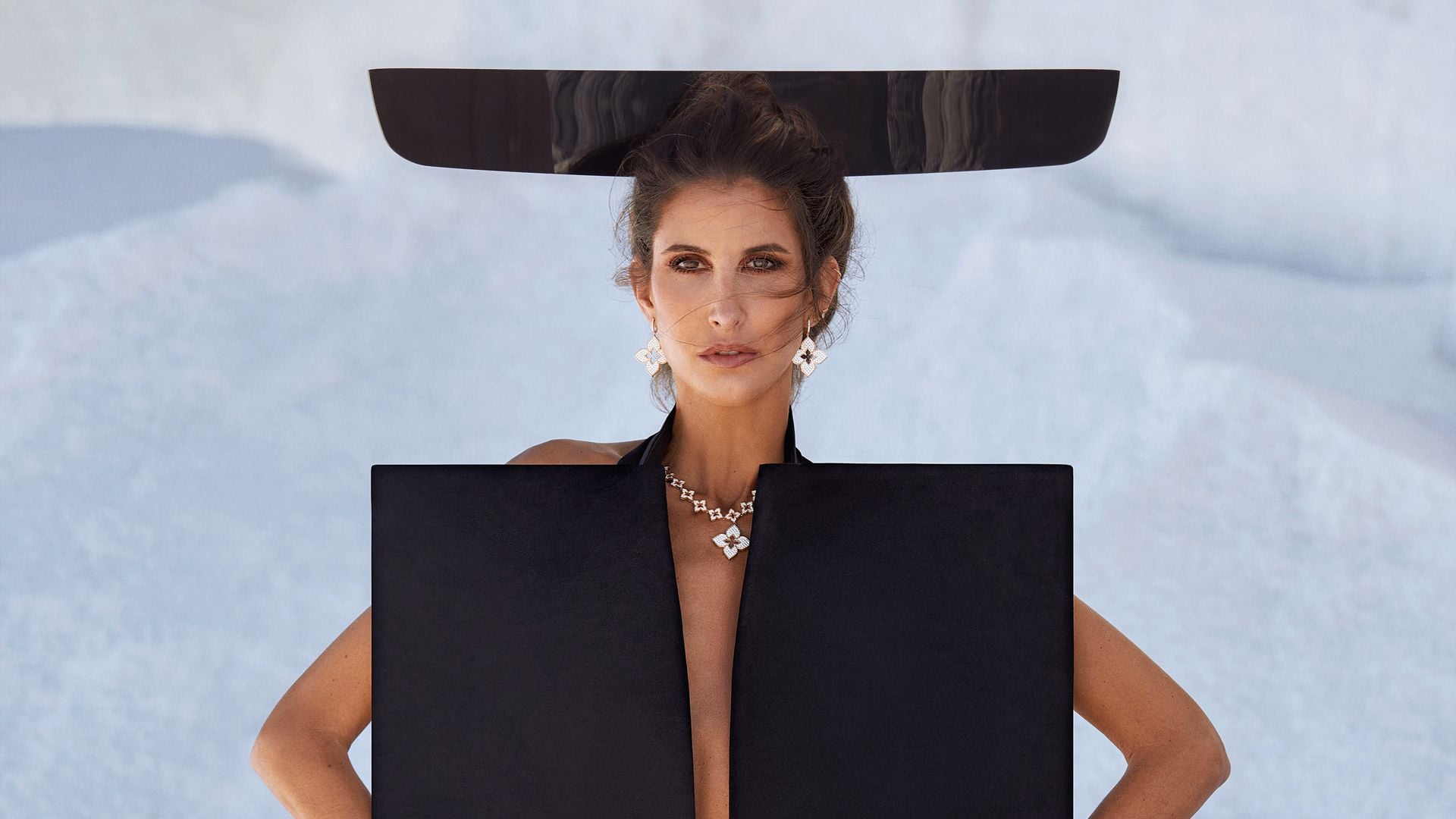 TALENTO Y PASIÓN
En esta imagen, la diseñadora y empresaria posa con traje y tocado, de Stéphane Rolland; bolso tipo clutch, de su firma, IQ Collection, y joyas de Roberto Coin.