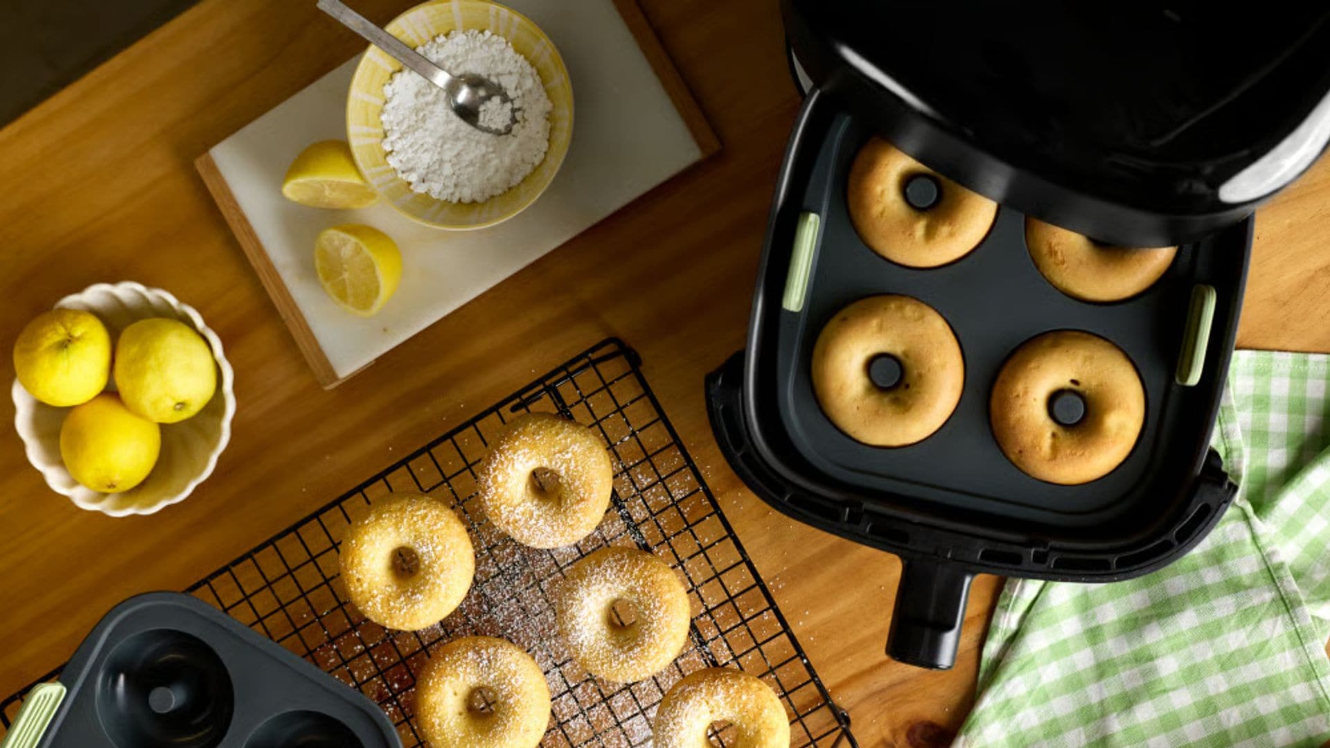 Moldes de Lékué haciendo donuts en la 'air fryer' con todos los ingredientes sobre la encimera, además de la propia freidora de aire.