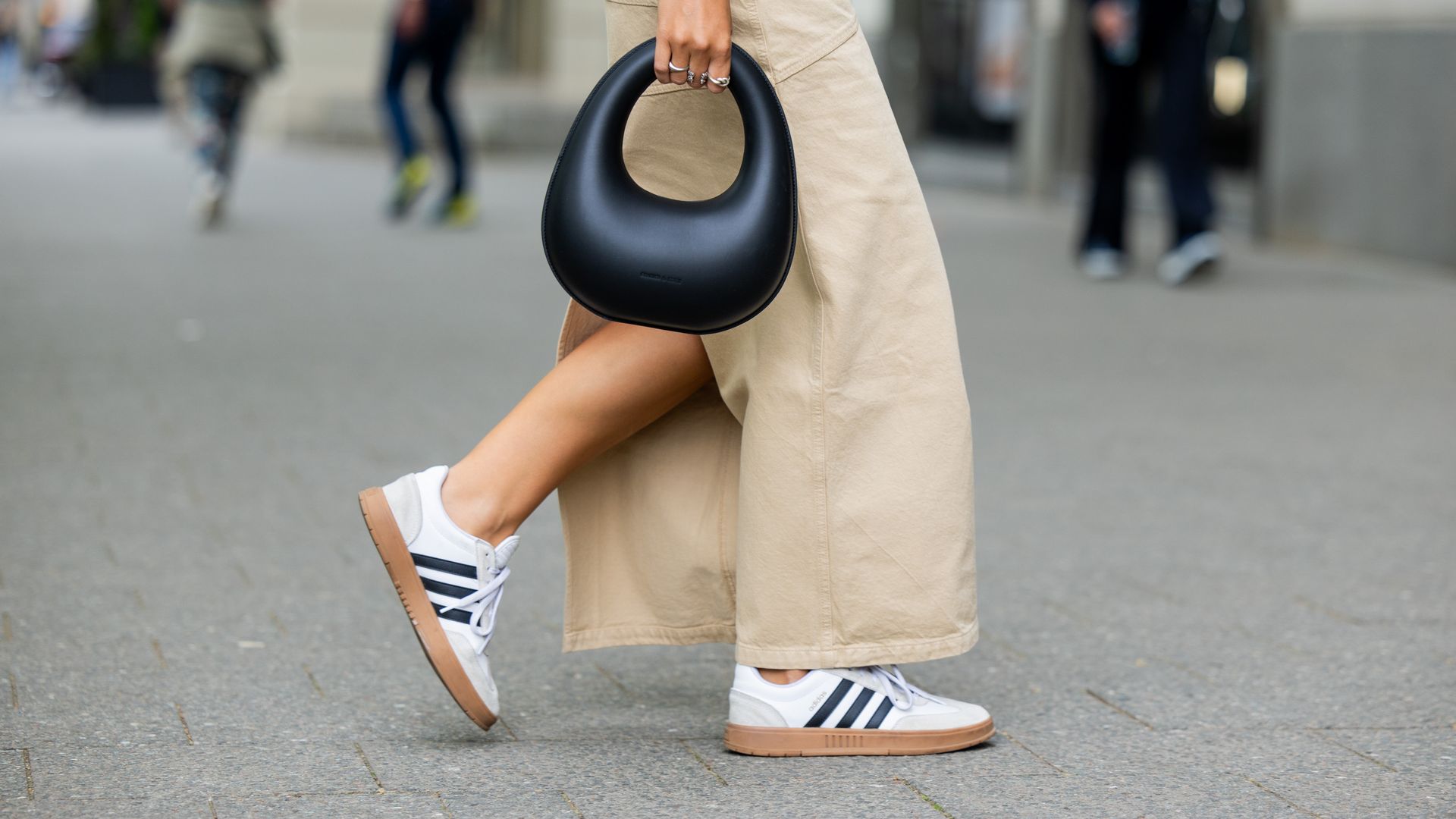 Tenemos las zapatillas blancas de mujer más versátiles y cómodas de la primavera