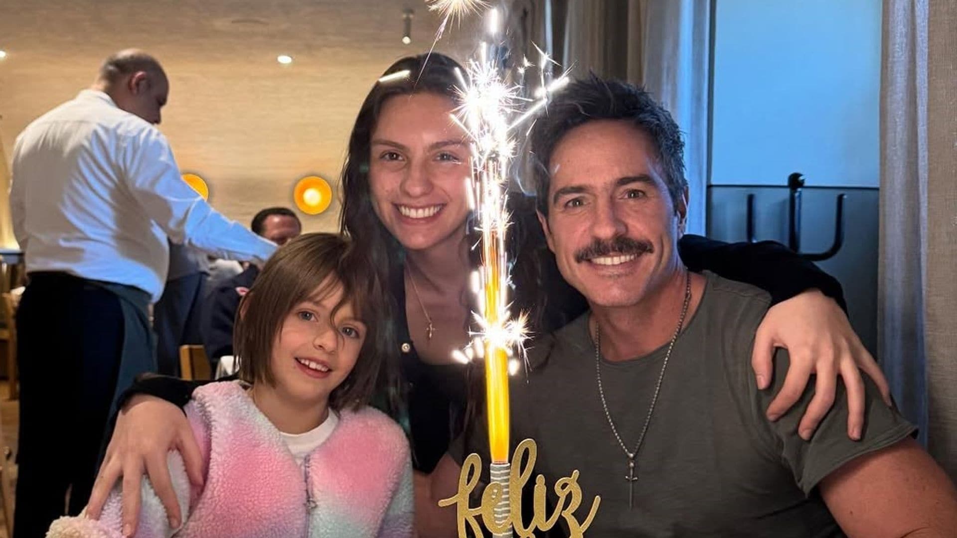 Mauricio Ochmann junto a sus hijas.