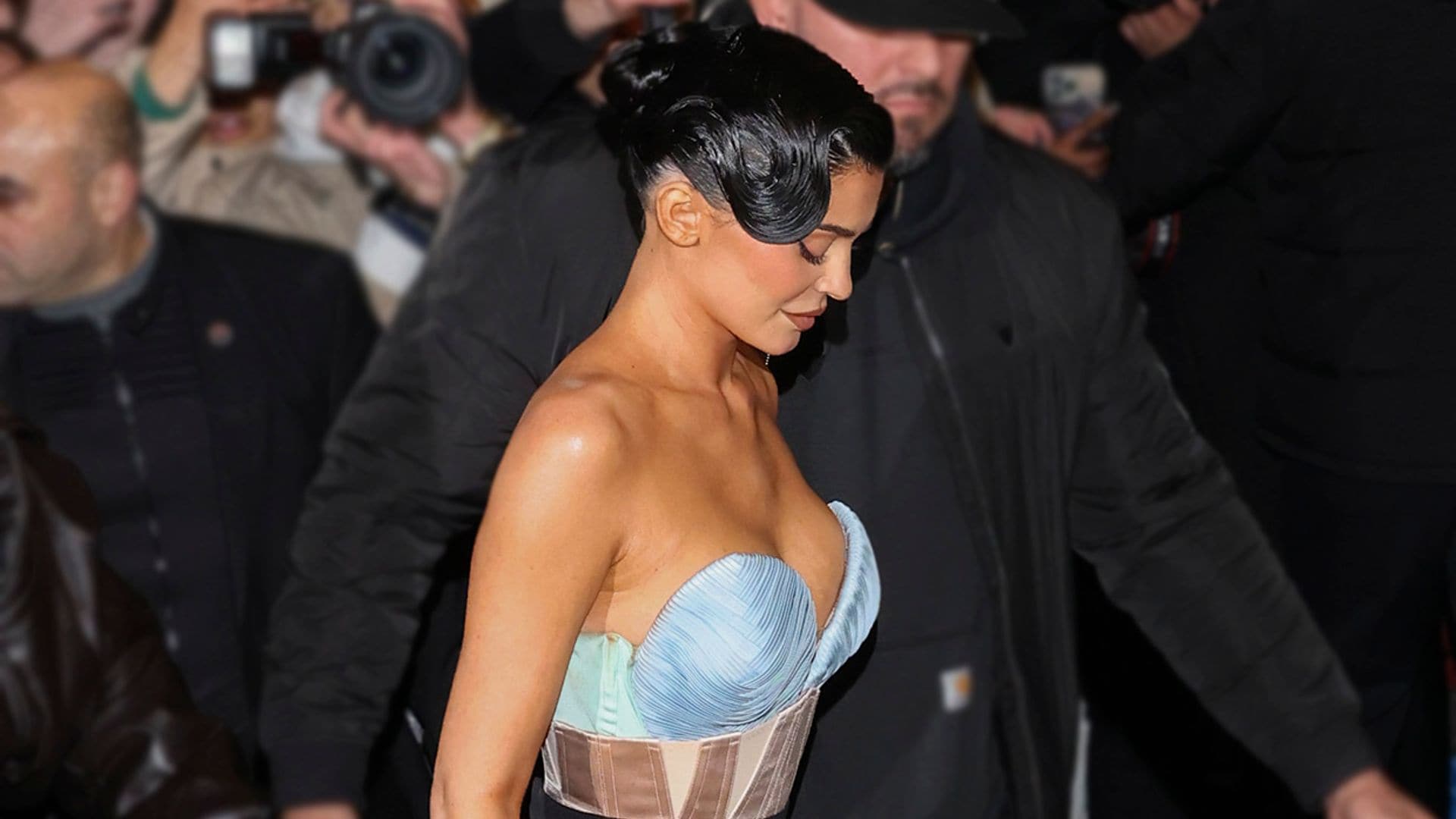 De los recogidos arquitectónicos a peinados 'pin up': Kylie Jenner acierta con looks de impacto