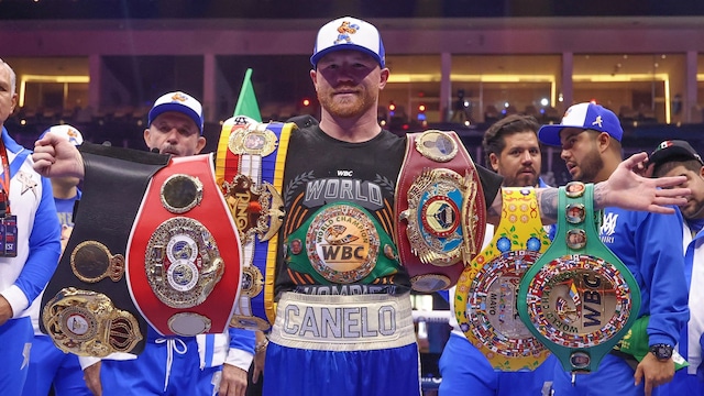 Saúl 'Canelo' Álvarez posando con sus cinturones tras derrotar al cubano William Scull