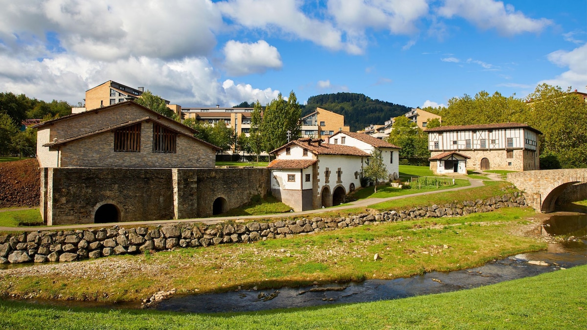 El pueblo donde nació Karlos Arguiñano: rodeado de naturaleza y con un precioso complejo medieval